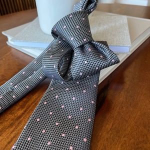Ermenegildo Zegna grew with pink polka dot silk woven tie